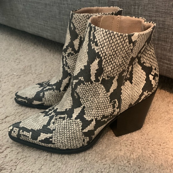 naturalizer snakeskin booties